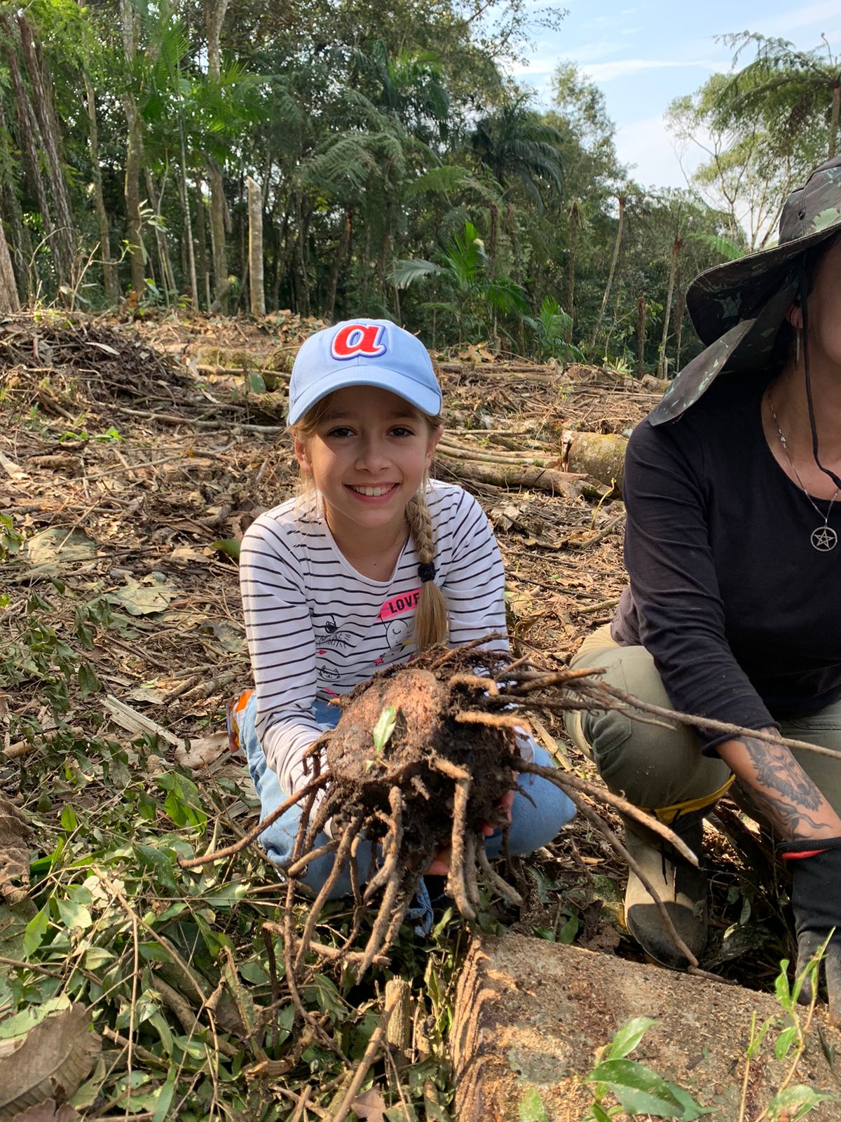 criança com muda de bananeira.jpg